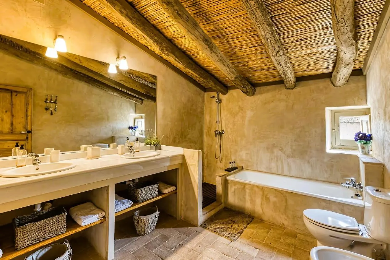 Casa Rural Con Encanto 4 Bedrooms 8 Pax Riumors 0*,  Spain